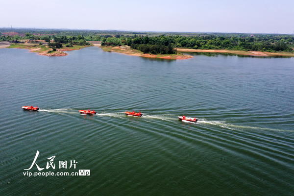 4月25日，抢险救援人员在江西省高安市曾家桥水库演练现场进行冲锋舟水上编队防汛演练。